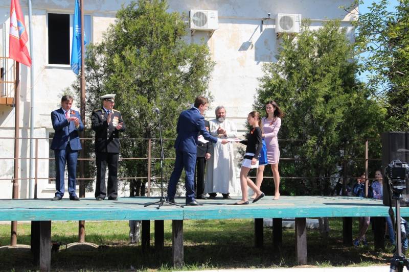 torzhestvennaya_chastj_prohozhdenie_lichnogo_sostava_garnizona_koncert_09_05_2016_30_web_30
